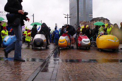 &quot;deze groep uit Nederland kwam afgezakt in wel zeer speciale voertuigen, het deed'n beetje denken aan de Noormannen met hun snekken, de Nederlanders met hun velomobielen(http://www.velomobiel.nl&quot;